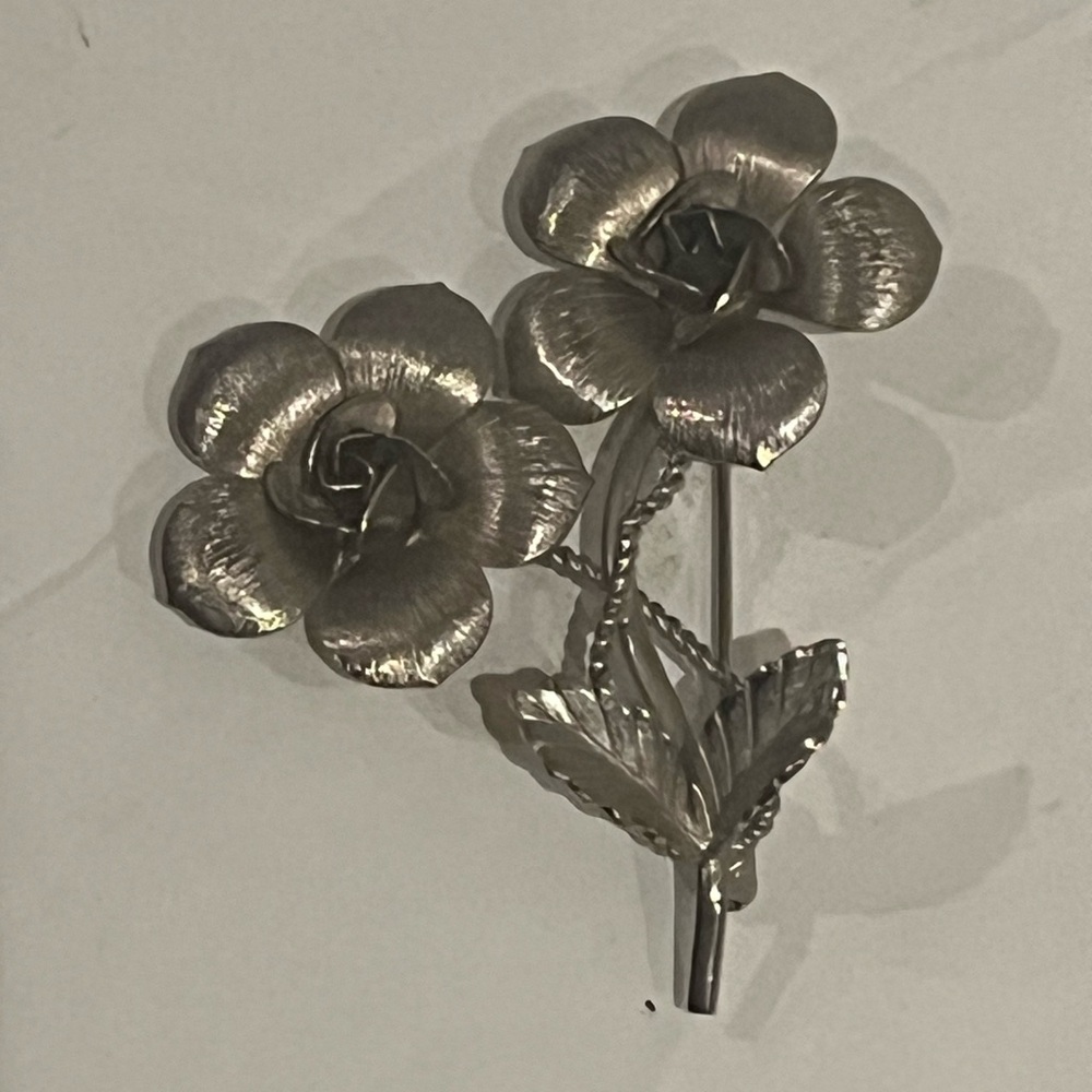 GIOVANNI Flower Rose on Stem Textured Silver tone Brooch Pin  8k 68
